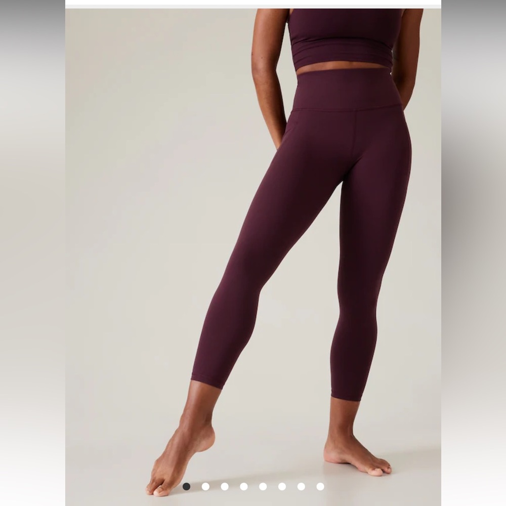 Athleta stash pocket salutation 7/8 tight in maroon